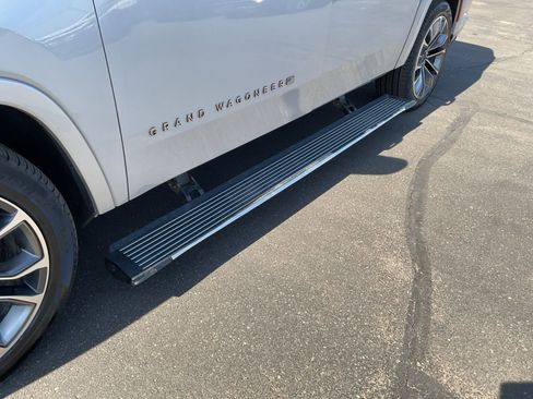 Used 2025 Jeep Grand Wagoneer L Series III image 32