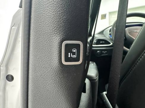 Used 2024 Chrysler Pacifica Limited FWD image 23