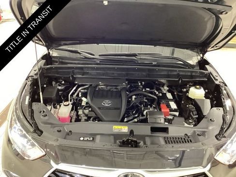 Used 2024 Toyota Highlander LE AWD/4WD image 16