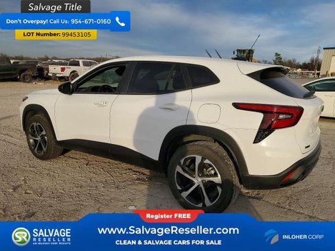 Used 2025 Chevrolet Trax RS w/ Sunroof Package FWD image 3