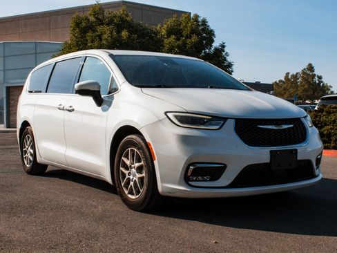 Used 2023 Chrysler Pacifica Touring-L FWD image 3