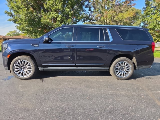 Used 2023 GMC Yukon XL Denali Ultimate w/ LPO, Floor Liner Package AWD/4WD image 3