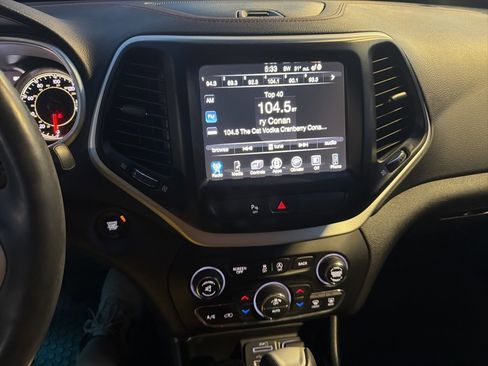 Used 2018 Jeep Cherokee Trailhawk w/ Quick Order Package 27L image 11