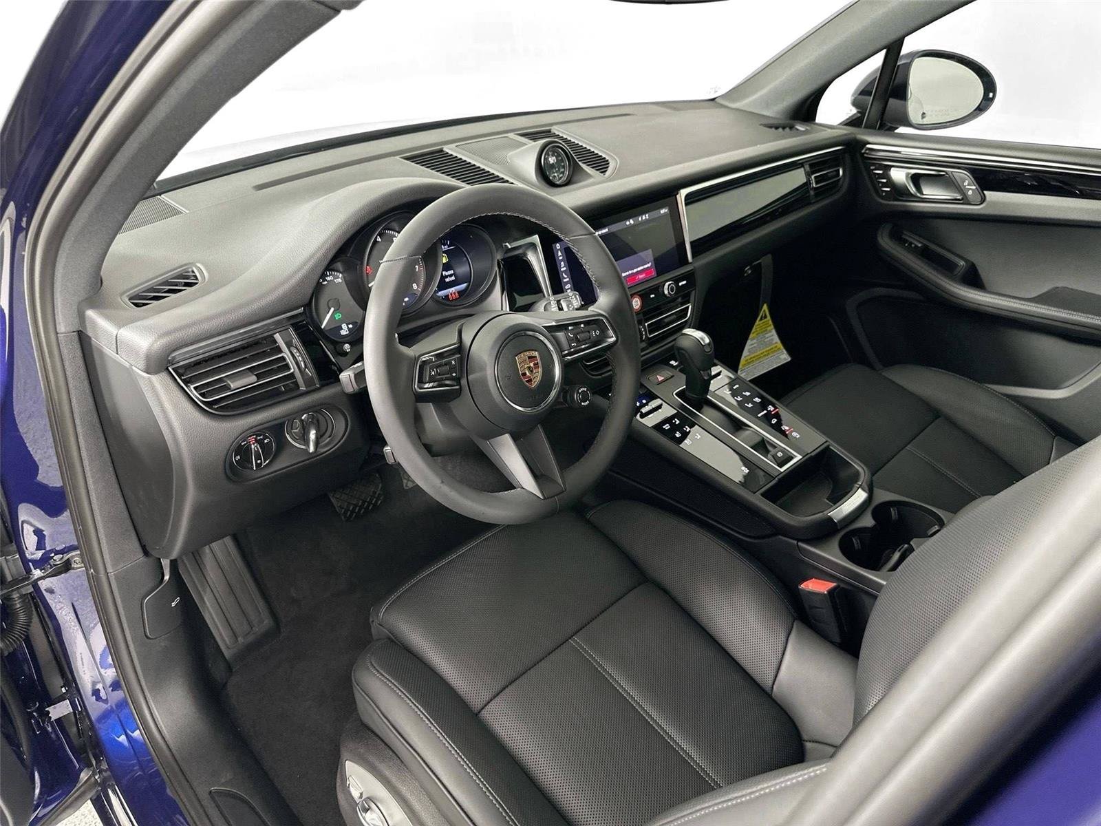 Certified 2026 Porsche Macan AWD/4WD image 4