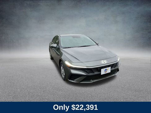 Used 2025 Hyundai Elantra SE image 4