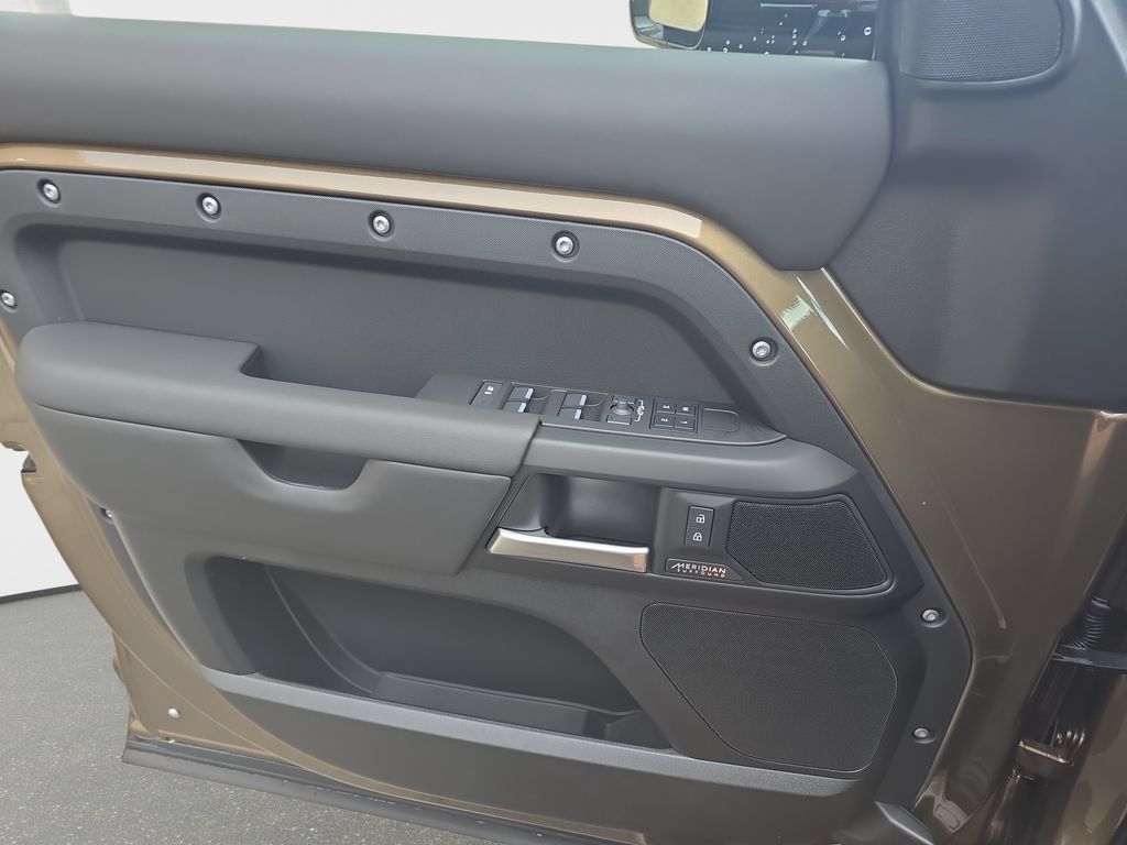 New 2026 Land Rover Defender 110 X-Dynamic SE AWD/4WD image 19