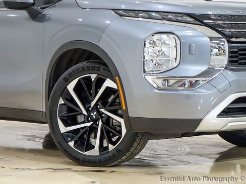 Used 2023 Mitsubishi Outlander SE AWD/4WD image 3
