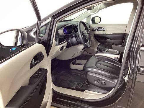 Used 2023 Chrysler Pacifica Touring-L FWD image 9