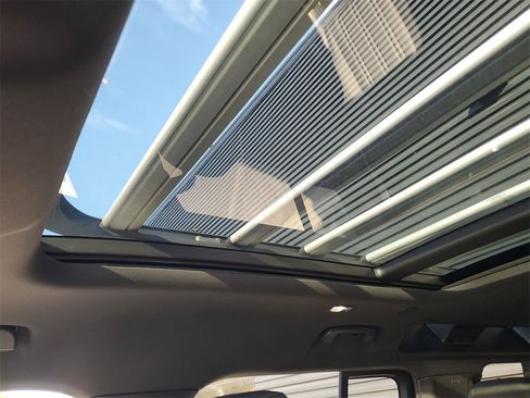 Used 2021 Land Rover Defender 110 X-Dynamic HSE image 38