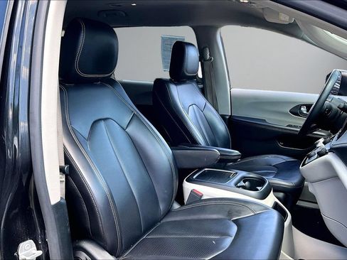 Used 2023 Chrysler Pacifica Touring-L FWD image 28
