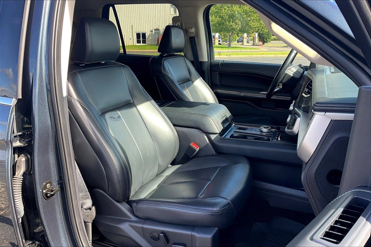 Used 2024 Ford Expedition XLT RWD image 8