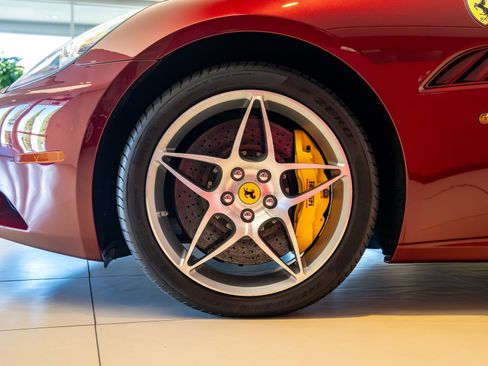 Used 2010 Ferrari California RWD image 3