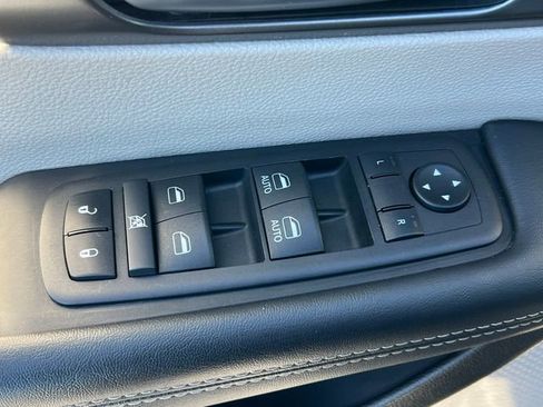 Used 2024 Chrysler Pacifica Touring-L FWD image 16