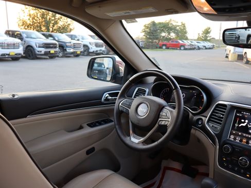 Used 2018 Jeep Grand Cherokee Overland AWD/4WD image 8