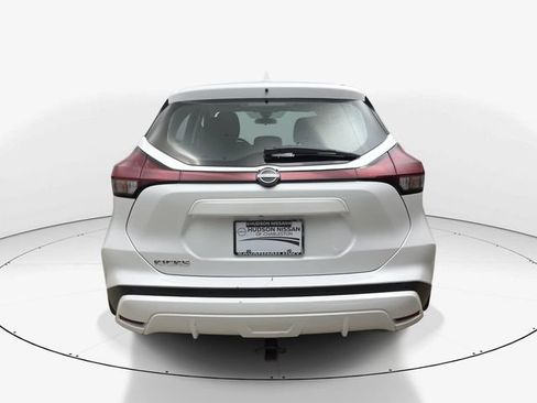 Used 2022 Nissan Kicks S FWD image 7