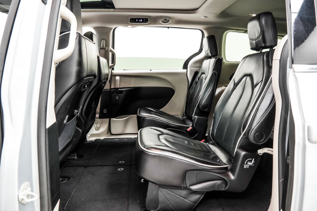 Used 2023 Chrysler Pacifica Limited FWD image 19