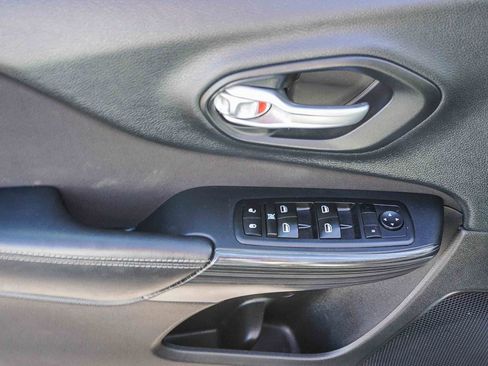 Used 2015 Jeep Cherokee Sport w/ Sport Appearance Group image 18