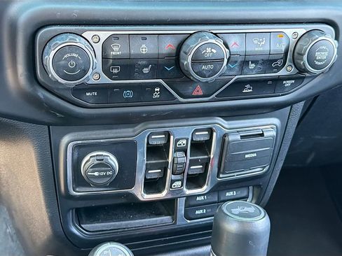 Used 2022 Jeep Wrangler Unlimited Sahara w/ Cold Weather Group AWD/4WD image 15