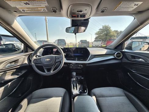 Used 2025 Chevrolet Trax LT FWD image 19