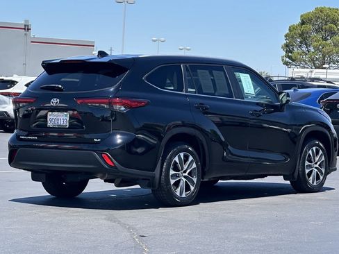 Used 2023 Toyota Highlander XLE FWD image 2