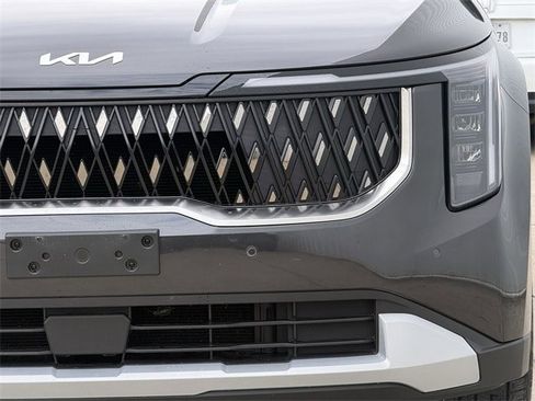Used 2025 Kia Carnival EX image 9