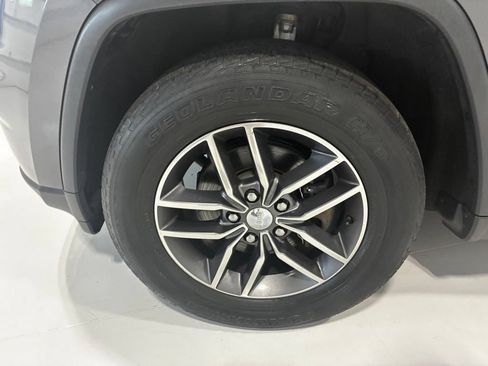 Used 2017 Jeep Grand Cherokee Limited AWD/4WD image 9