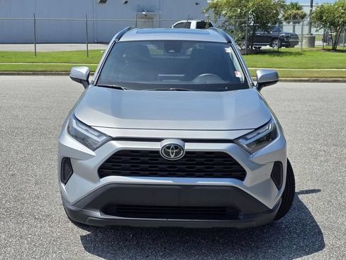 Used 2022 Toyota RAV4 XLE w/ Convenience Package FWD image 2
