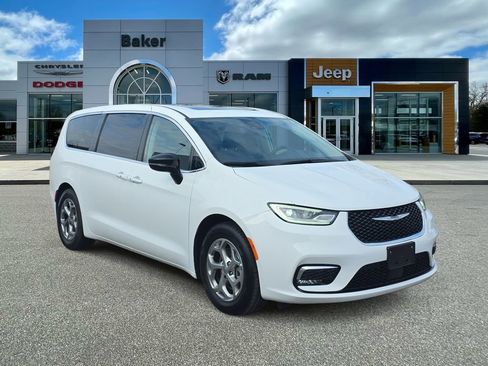 Used 2024 Chrysler Pacifica Limited image 1