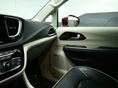 Used 2022 Chrysler Pacifica Limited image 26