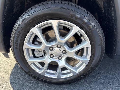 Used 2024 Jeep Compass Latitude w/ Sun and Sound Group AWD/4WD image 9