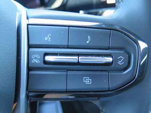 Used 2024 Chevrolet Colorado LT RWD image 14