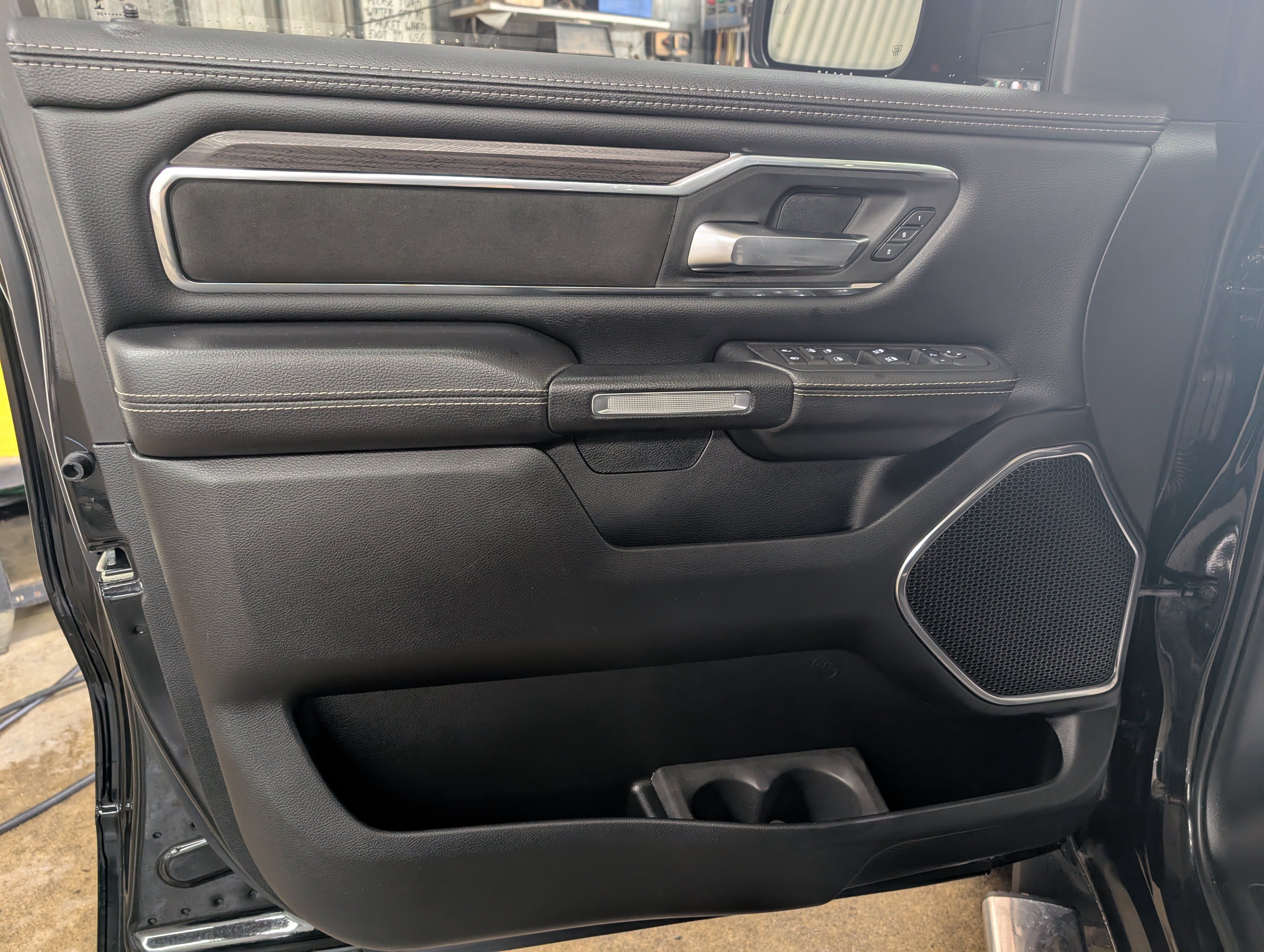 Used 2025 RAM 1500 Laramie w/ Sport Appearance Package AWD/4WD image 5