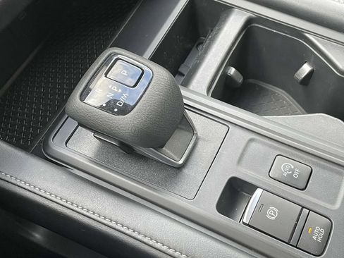 Used 2024 Nissan Pathfinder S image 30