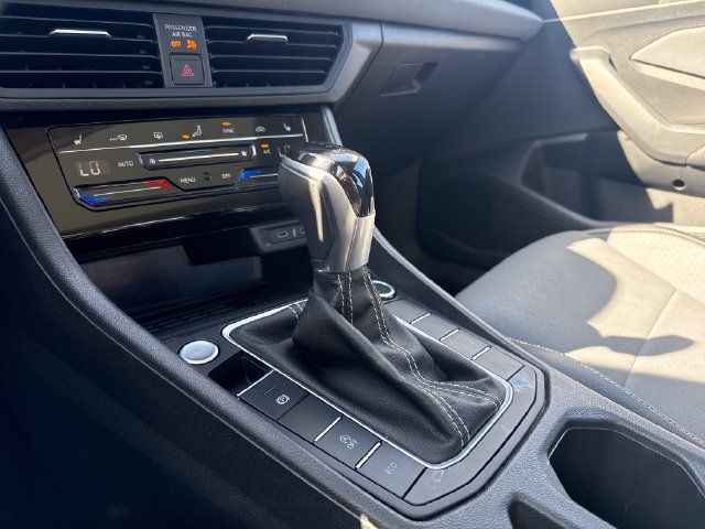 Used 2025 Volkswagen Jetta SE FWD image 23