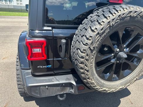 Used 2021 Jeep Wrangler Unlimited Sahara w/ Cold Weather Group AWD/4WD image 10
