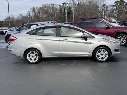 Used 2015 Ford Fiesta SE image 4