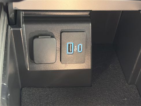 Used 2021 Ford Explorer XLT w/ Equipment Group 202A image 26