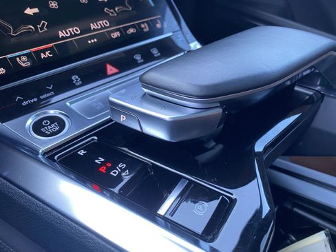 Used 2022 Audi e-tron Premium Plus w/ Premium Plus Package image 18