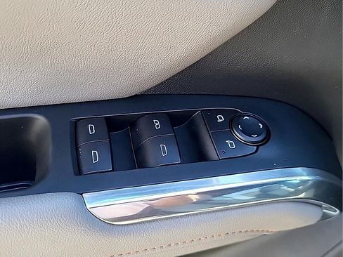 Used 2025 Chevrolet Traverse LT w/ Driver Confidence Package FWD image 15