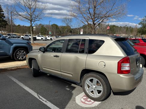 Used 2009 Jeep Compass Sport image 3