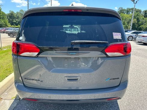Used 2020 Chrysler Pacifica Touring-L w/ S Appearance Package FWD image 3