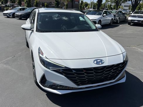 Certified 2023 Hyundai Elantra Limited w/ Preferred Accessory Package FWD image 4