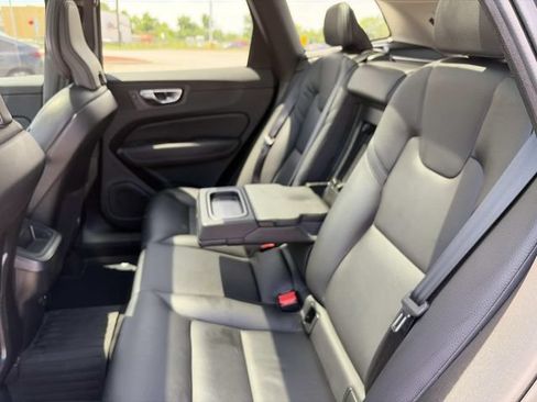 Used 2021 Volvo XC60 T5 Momentum w/ Premium Package FWD image 12