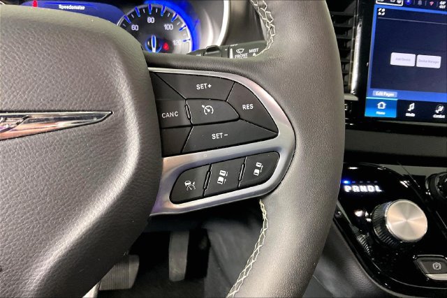 Used 2026 Chrysler Pacifica Select FWD image 9