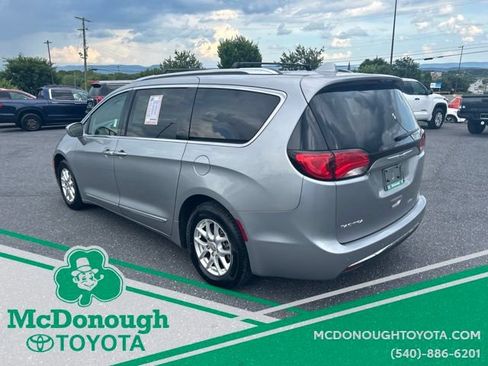 Used 2020 Chrysler Pacifica Touring-L FWD image 2