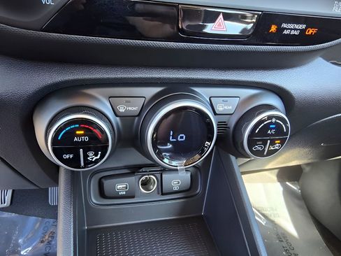 Used 2025 Hyundai Venue SEL image 19