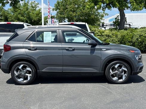 Used 2025 Hyundai Venue SEL FWD image 2
