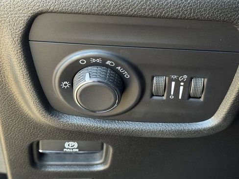 Used 2023 Jeep Grand Cherokee Laredo image 24