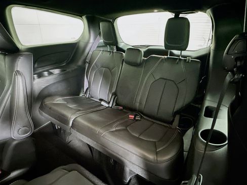 Used 2025 Chrysler Pacifica Select image 28