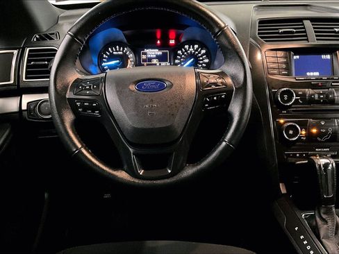Used 2017 Ford Explorer XLT image 6